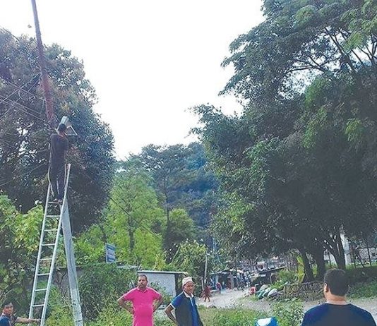 बजारको सुरक्षाका लागि गाउँपालिकाद्वारा मोदीमा सडकवत्ती जडान