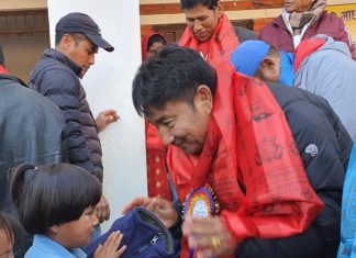नुवाकोटका गरीब विद्यार्थीलाई न्यायो कपडा वितरण गर्ने सांसद लामाको अभियान अझै निरन्तर