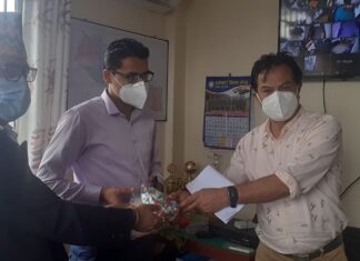 काँग्रेस नेता जोशीद्वारा पर्वतमा रोग प्रतिरोधात्मक क्षमता बढाउने औषधि हस्तान्तरण