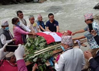 नेपाली काँग्रेस तिलाहारका पूर्व सभापतिको पार्थिव शरीरमा काँग्रेस नेताहरुले दिए श्रद्धाञ्जली
