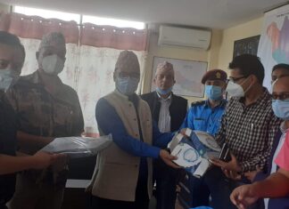 काँग्रेस नेतृ आरजु देउबाको सहयोगमा धौलागिरीका तीन जिल्लालाई स्वास्थ्य सामग्री हस्तान्तरण
