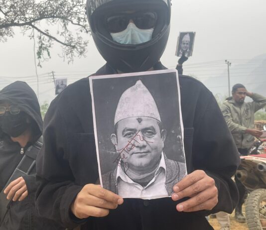 फलेवास नगरपालिकाको कार्यालयमा नगरप्रमुख तिवारीको पुत्ला दहन
