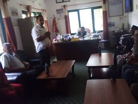 कृषि ज्ञान केन्द्रद्वारा व्यवसायिक किसानलाई पाखा लगाएर झोले किसानलाई अनुदान