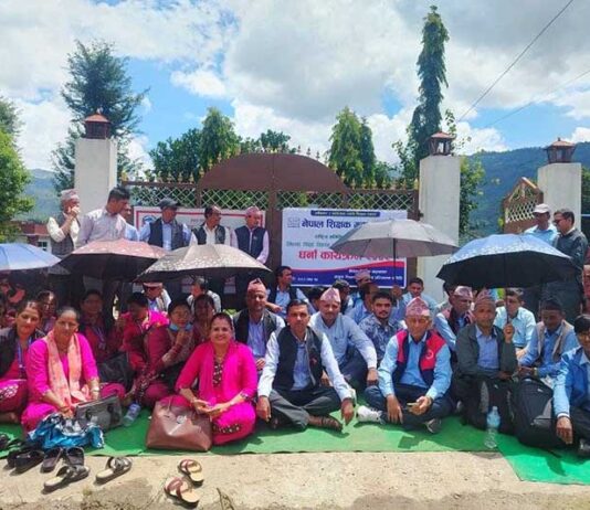 सरकारलाई दबाब दिन पर्वतका शिक्षकहरूद्धारा समन्वय इकाईमा धर्ना