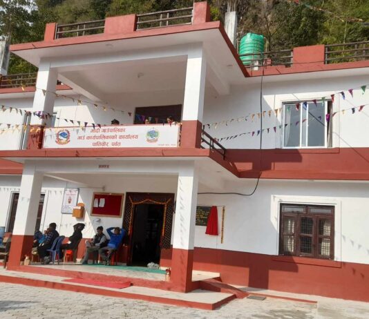 गाईभैँसी पाल्ने किसानलाई अनुदान दिँदै मोदी गाउँपालिका