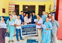 विज्ञापन रोक्न सरकारले गरेको निर्णयको विरुद्ध पर्वतका पत्रकारको प्रशासनमा धर्ना
