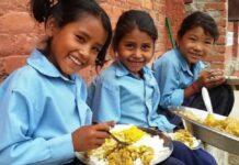 संघीय सरकारले कटौति गरेपनि फलेवास नगरपालिकाले विद्यार्थीलाई दिवा खाजा खुवाउने