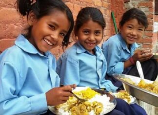संघीय सरकारले कटौति गरेपनि फलेवास नगरपालिकाले विद्यार्थीलाई दिवा खाजा खुवाउने