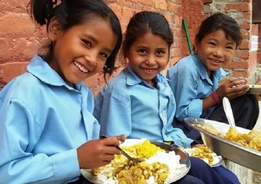 संघीय सरकारले कटौति गरेपनि फलेवास नगरपालिकाले विद्यार्थीलाई दिवा खाजा खुवाउने