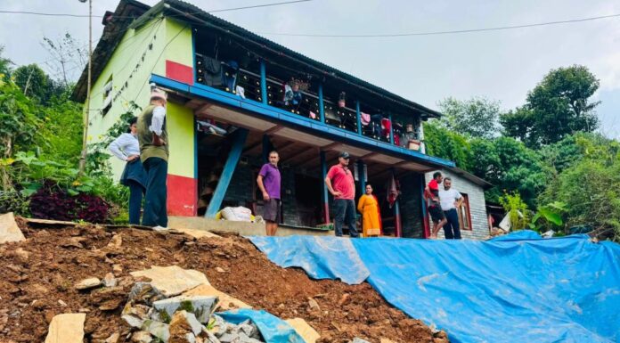 अविरल बर्षासँगै मोदी गाउँपालिका–६ रातामाटामा पहिरो जाँदा दुई घर जोखिममा