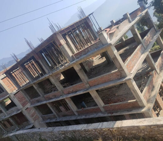 एउटै ठेकेदारबाट बागलुङका तीन नगरपालिकाका प्रशासनिक एवं अस्पताल भवन अलपत्र